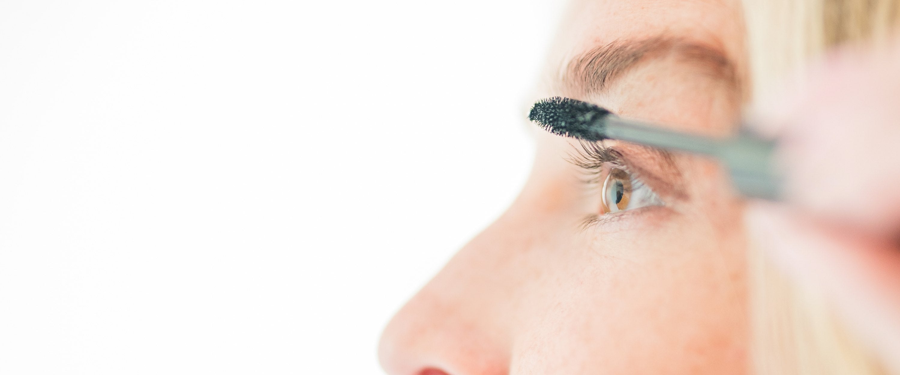Soins des ongles et des cils — application d'un soin fortifiant sur les cils