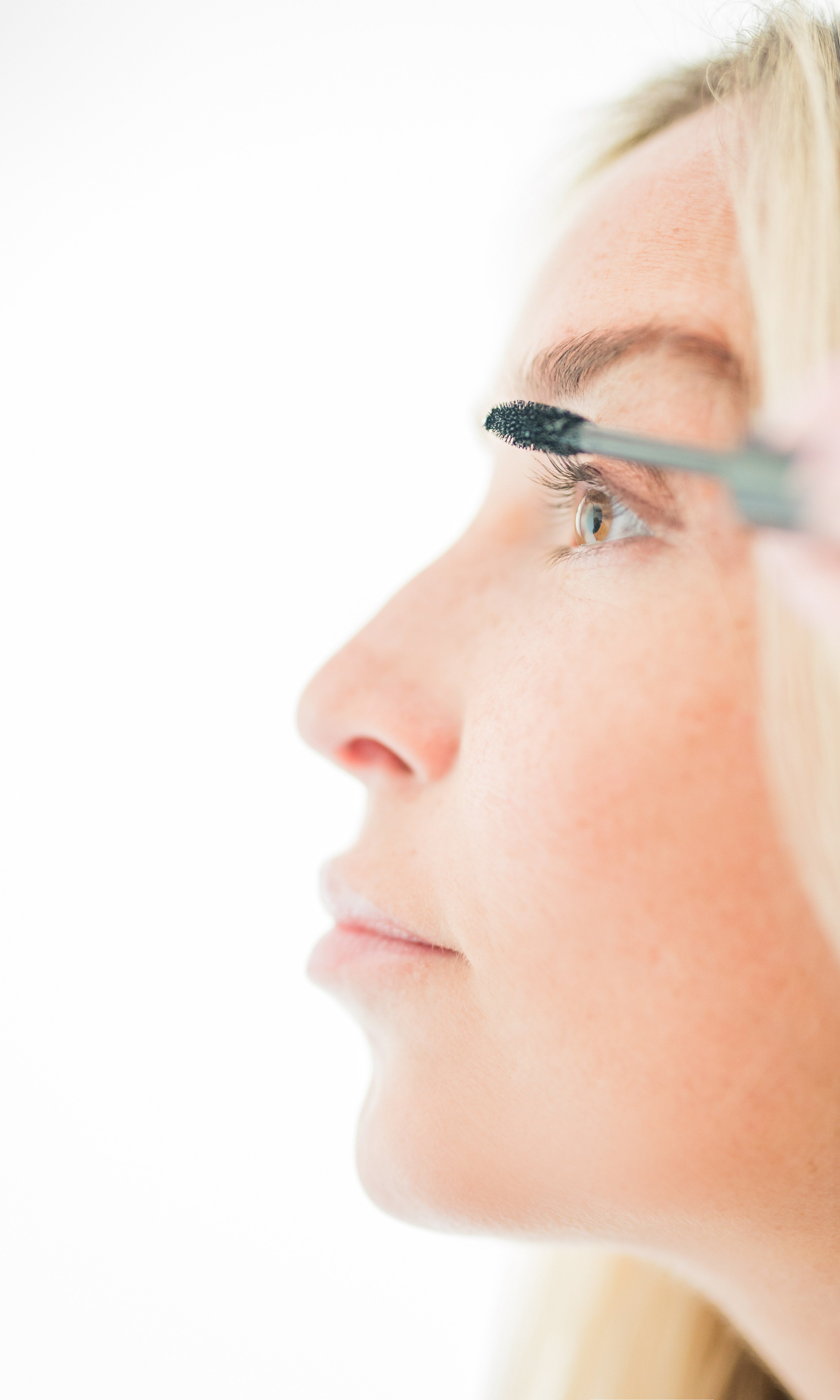 Soins des ongles et des cils — application d'un soin sur les cils