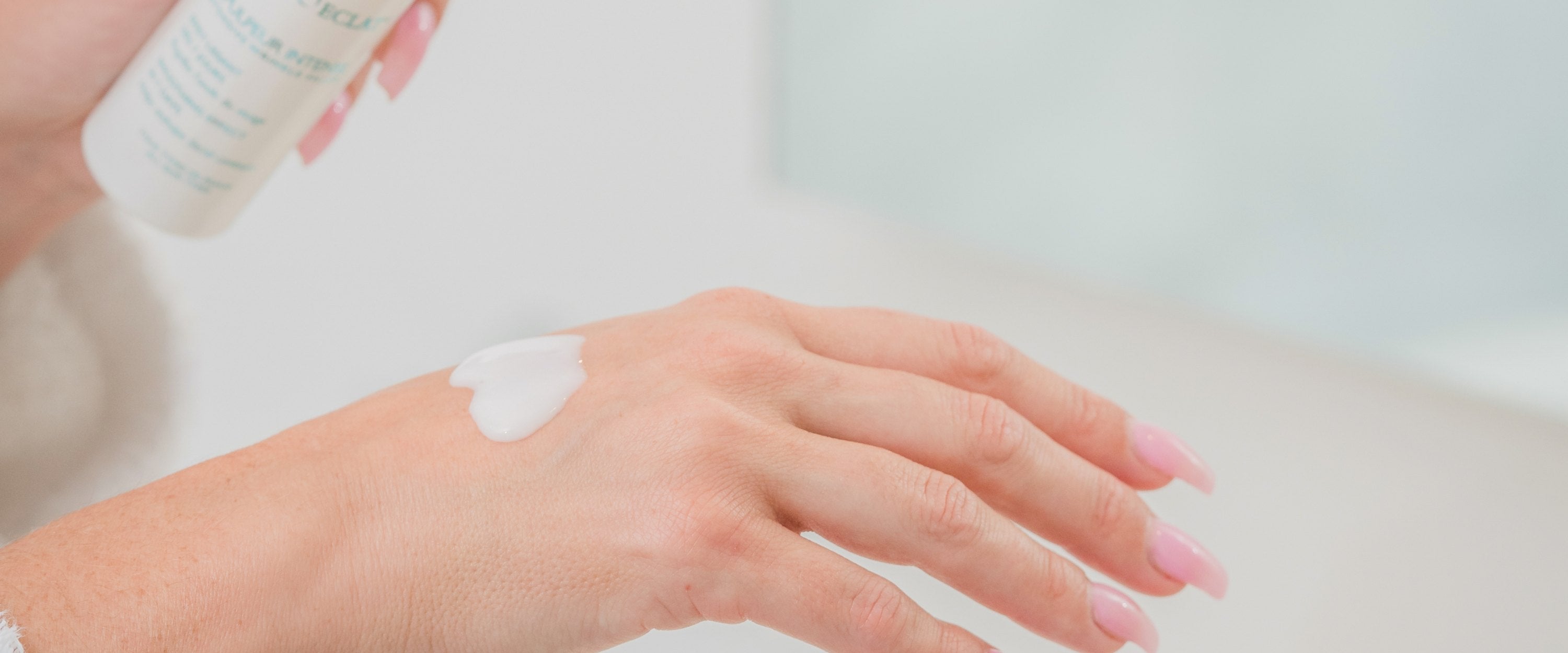 Soins du visage — application d'une crème sur le dos de la main