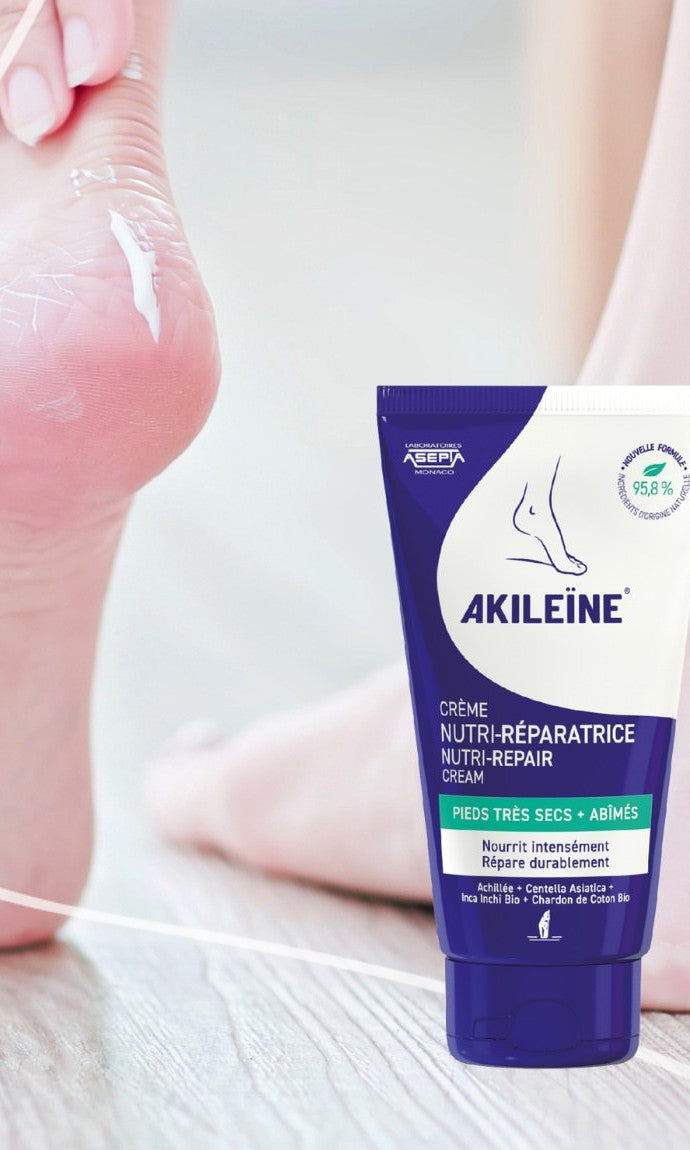 Soins des pieds — crème nutri-réparatrice Akiléine appliquée sur un talon